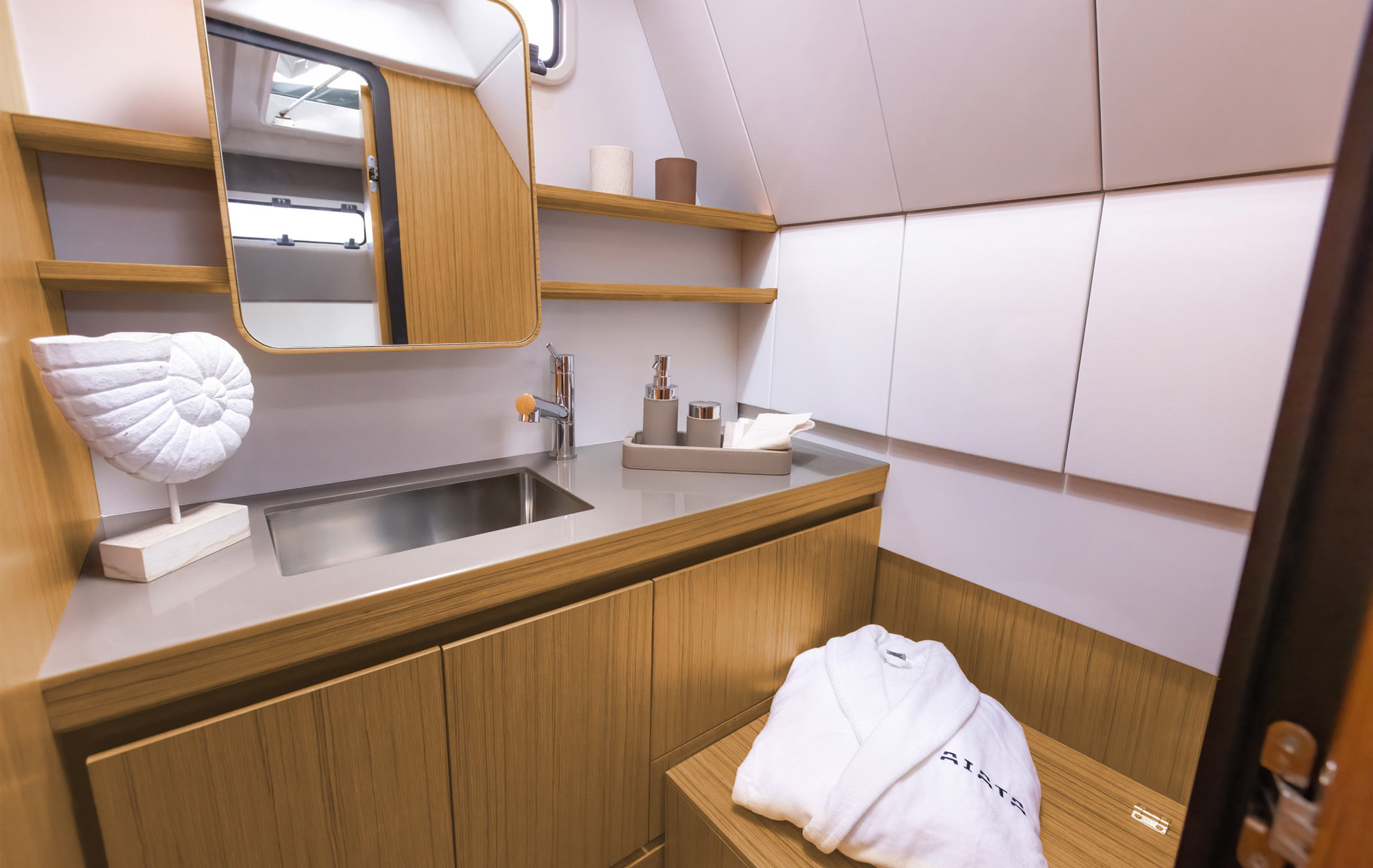 Aiata_Interior_02